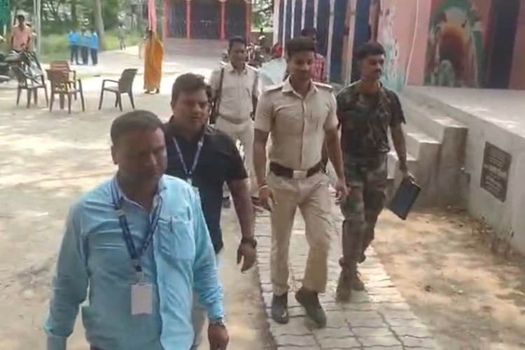 Muzaffarpur News: सरकारी स्कूल से बिजली का तार चोरी, बच्चों के सामने गहराया पेयजल संकट