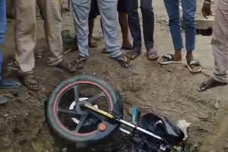 पदमौल-कच्ची पक्की मार्ग पर सफर हुआ खतरनाक, प्रशासनिक अनदेखी से नाराज ग्रामीण