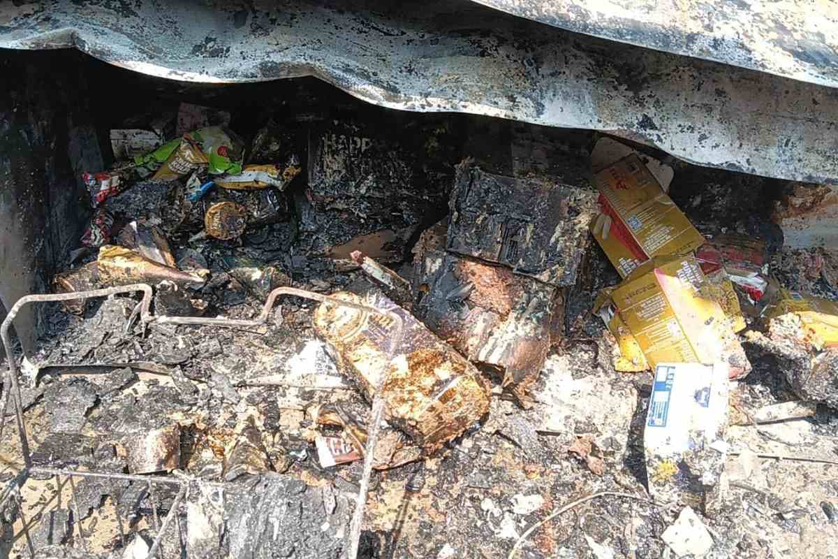 Muzaffarpur: मनियारी में केक हाउस में भीषण आग, लाखों का सामान जलकर राख