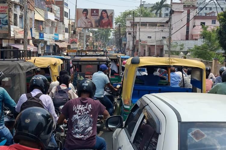 Muzaffarpur महाजाम: कलमबाग चौक से मोतीझील तक थमी शहर की रफ्तार, एम्बुलेंस और स्कूल फंसी बसें