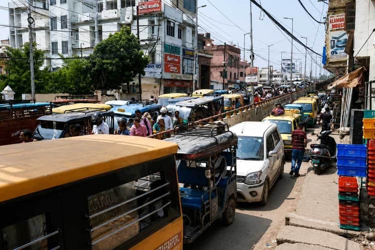 Muzaffarpur News: गर्मी और घंटों जाम, सड़कों पर बेहाल हुए स्कूली बच्चे, साइरन बजाती रही एम्बुलेंस, प्रशासन हुआ फेल.