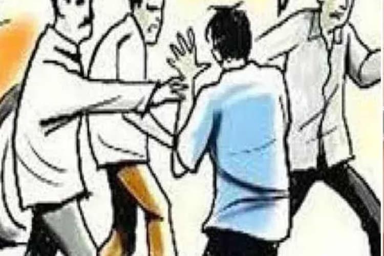 Muzaffarpur News: रंगदारी देने से इनकार करने पर दवा दुकानदार की बेरहमी से पिटाई, गल्ले से नकदी लूटी