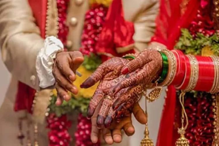 मुजफ्फरपुर: आधी रात को प्रेमिका के घर पहुंचे प्रेमी को ग्रामीणों ने पकड़ा, फिर सर्वसम्मति से रचाई शादी