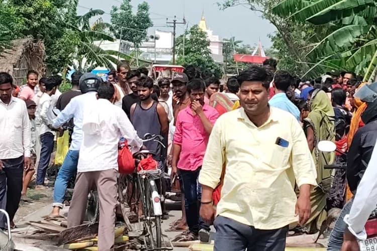 Muzaffarpur: पारू में छापेमारी के दौरान बुजुर्ग महिला की मौत पर बवाल, घंटों सड़क जाम