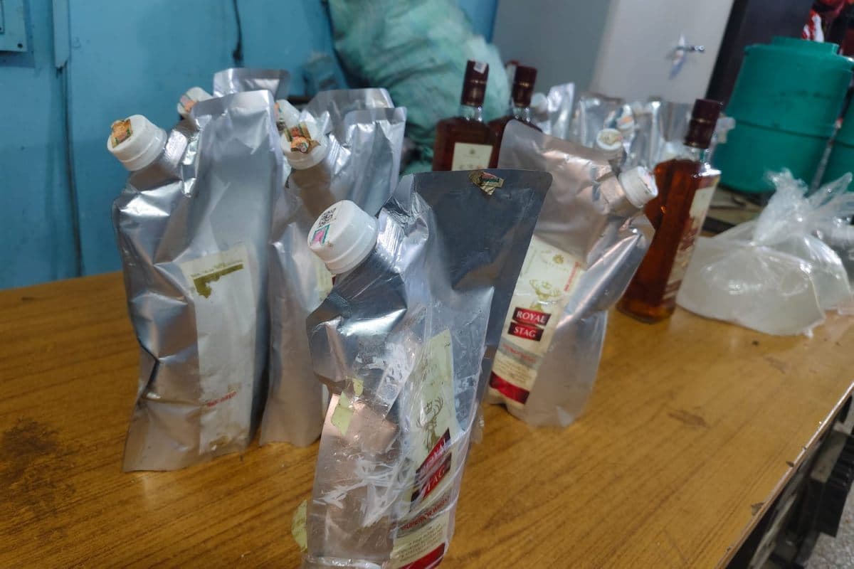 Muzaffarpur News police seize foreign liquor hidden in mobil pouches