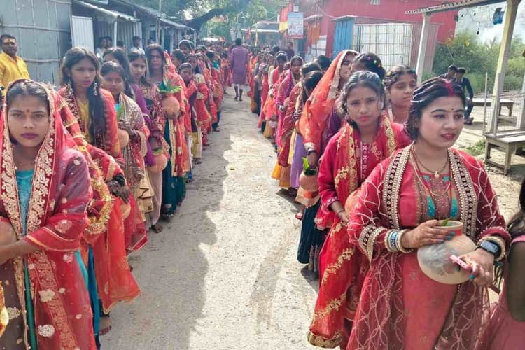 मुजफ्फरपुर: हाथी-घोड़े और बैंड-बाजे के साथ निकली भव्य कलश यात्रा, भक्तिमय हुआ इलाका