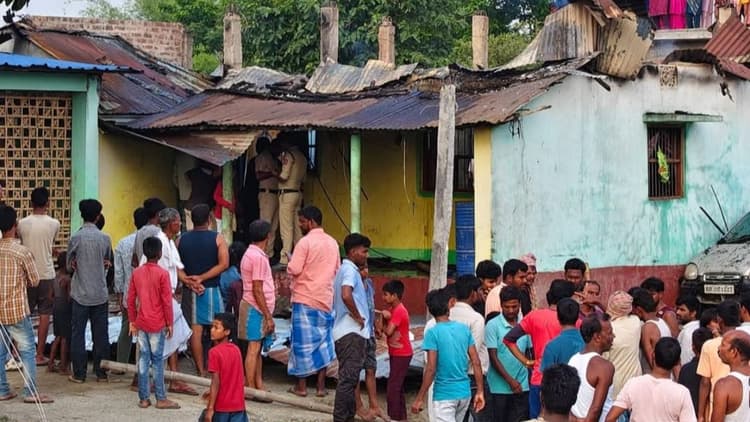 अररिया के बबुआन में भीषण अग्निकांड, दो घर जलकर राख, लाखों की संपत्ति स्वाहा