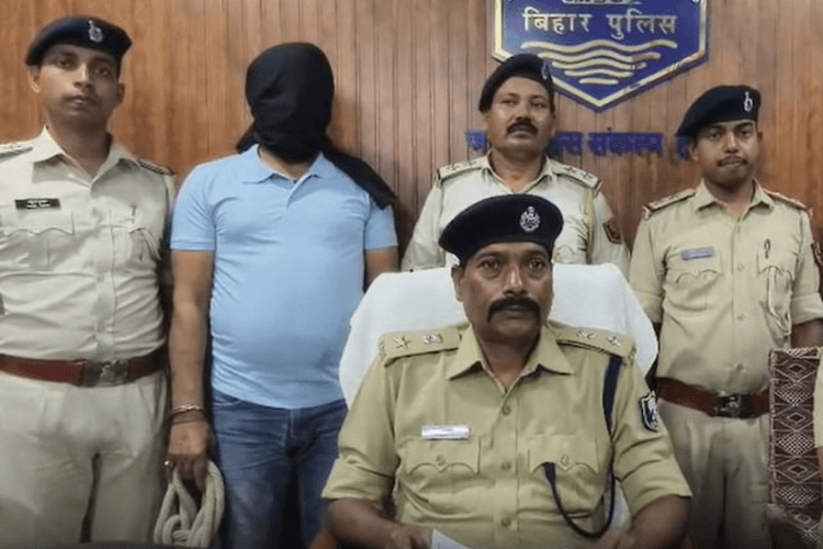 अकबरपुर पुलिस का बड़ा एक्शन: सालों से आंखों में धूल झोंक रहा शराब माफिया गिरफ्तार