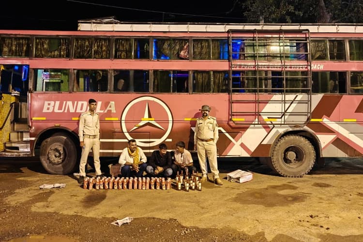 Nawada News: अवैध शराब के साथ बुंदेला बस पकड़ी गई, चालक, कंडक्टर और खलासी पर गिरी गाज