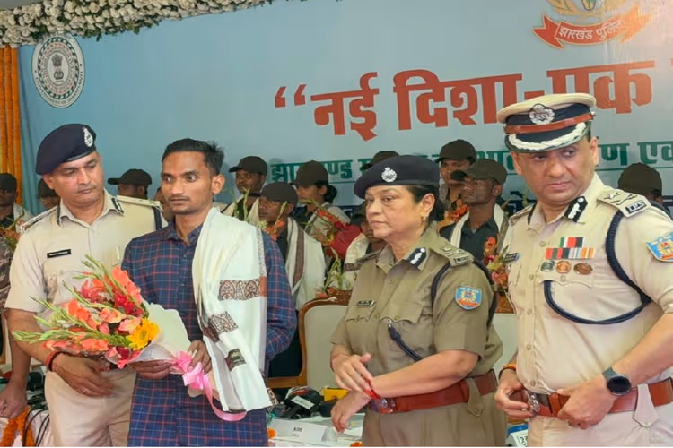 एसपी का दावा: गुमला हुआ नक्सलमुक्त, 5 लाख के इनामी नक्सली ने किया सरेंडर