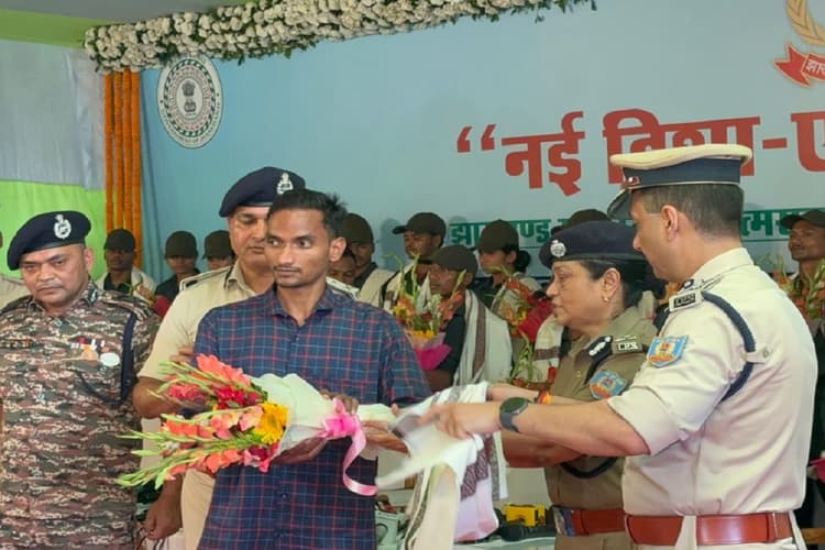 आंध्र प्रदेश के नक्सलियों को भी भायी झारखंड की आत्मसमर्पण नीति, दो ने किया सरेंडर