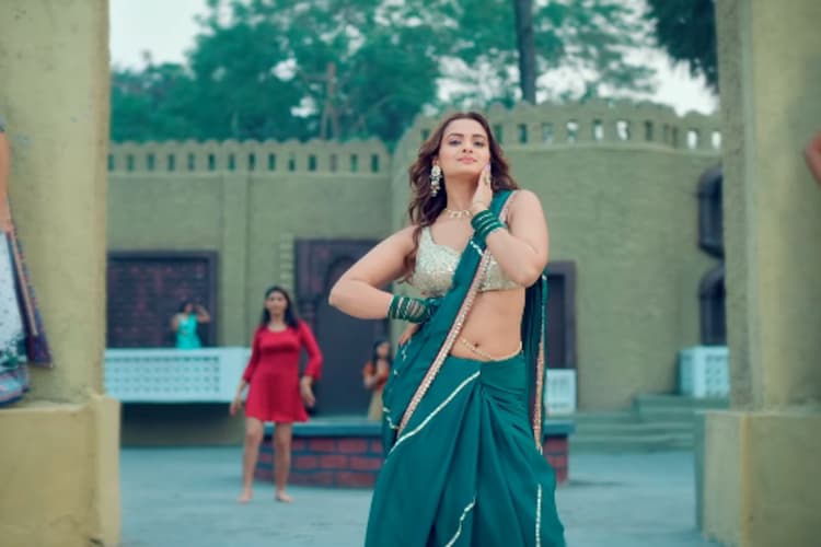 नीलम गिरी के ठुमकों ने जीता दिल, रिलीज होते ही छाया ‘देसी पीके इंग्लिश बोले’ गाना