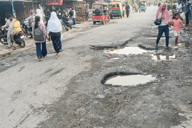 एक माह बाद भी नहीं भरे गए गड्ढे, अब ले रहे बड़े आकार, जलनिकासी व्यवस्था भी बदहाल