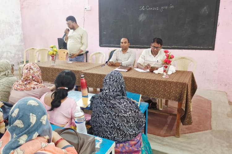 प्रधानाध्यापकों की बैठक में नामांकन अभियान पर दिया विशेष जोर
