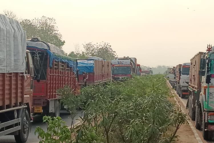 बक्सर-पटना फोरलेन पर लगा महाजाम, तीन कतारों में फंसे वाहन, रुक-रुक बढ़ रहे आगे