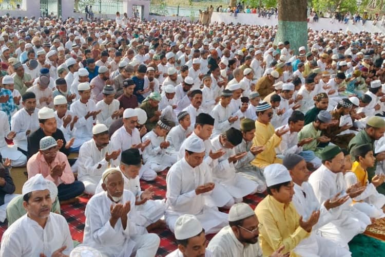 मस्जिदों में झुके सिर, अमन की दुआओं के बीच संपन्न हुई बकरीद की नमाज