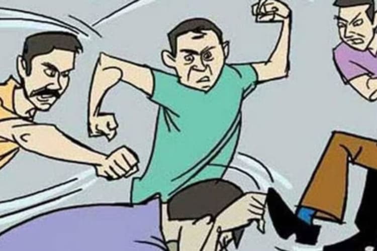 मोबाइल छीनकर भाग रहे दो स्नैचर पकड़ाए, लोगों ने जमकर की पिटाई, पुलिस को सौंपा