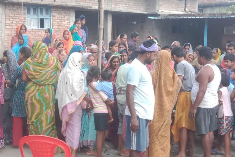 मक्के के खेत में खाद डालने गए किसान की करंट की चपेट में आने से हुई मौत