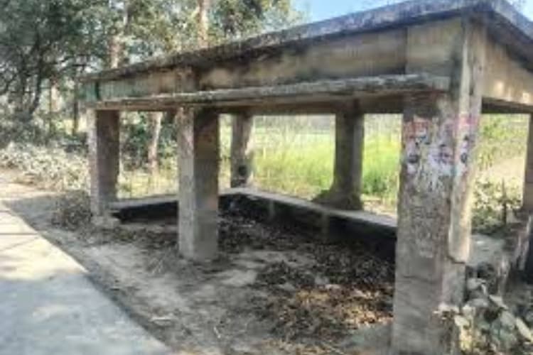 मौत को दावत देता यात्री शेड ! कर्णपुरा मोड़ पर हादसे का इंतजार, जान जोखिम में डालकर बैठ रहे लोग