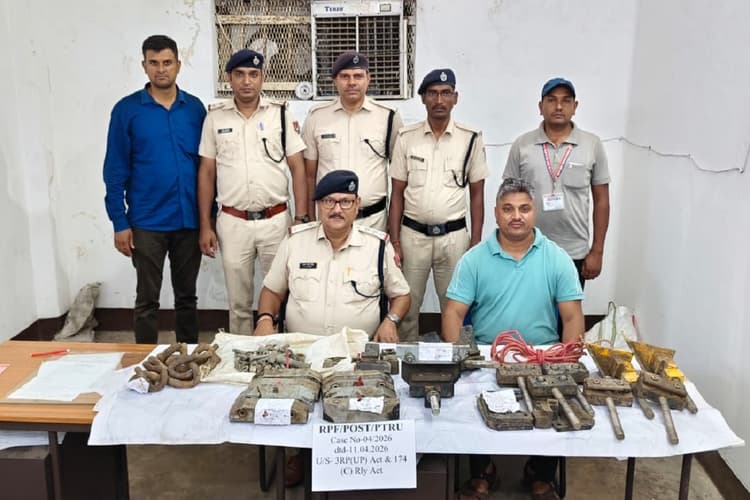 चोरों ने रेलवे के लाखों के माल पर हाथ किया साफ, आरपीएफ ने सामान किया बरामद