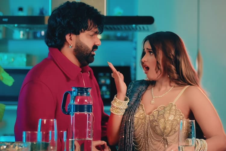 पवन सिंह और नीलम गिरी की केमिस्ट्री ने बढ़ाया इंटरनेट का तापमान, ‘देवरा निहारे’ रिलीज होते ही वायरल