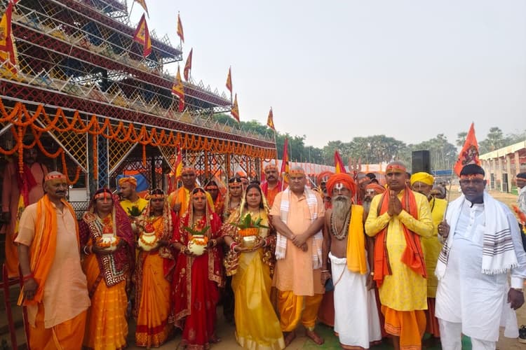 गुरुआ में शुरू हुआ भव्य महारुद्र यज्ञ, कलश यात्रा में उमड़ा श्रद्धा का सैलाब