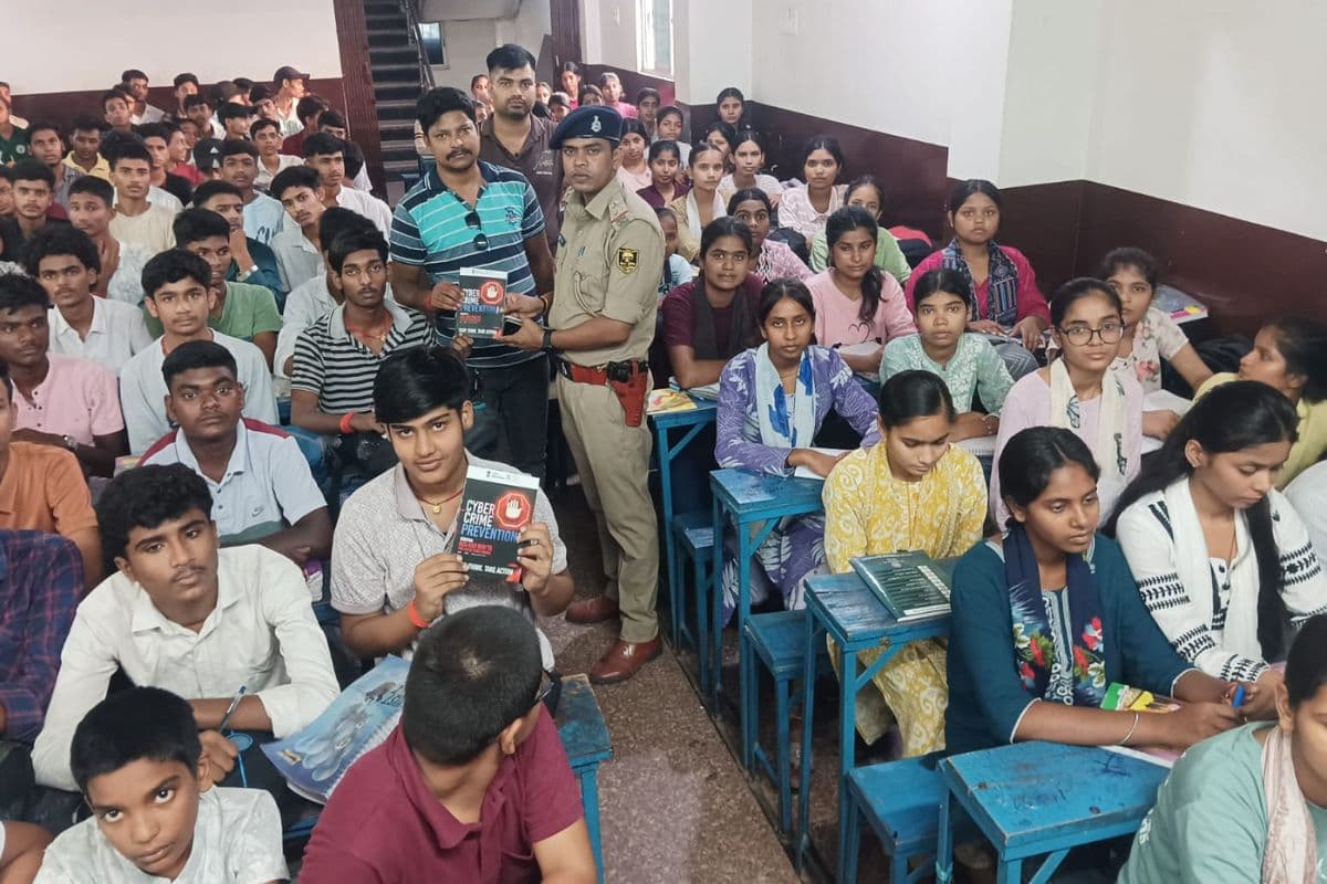 गया में बढ़ते साइबर अपराध पर पुलिस अलर्ट, साइबर डीएसपी ने छात्रों को दिए बचाव के खास टिप्स