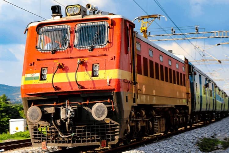 सीवान से गुजरने वाली कई ट्रेनों का रुट बदला, इस कारण बाधित हुआ परिचालन, यात्रियों की बढ़ी परेशानी