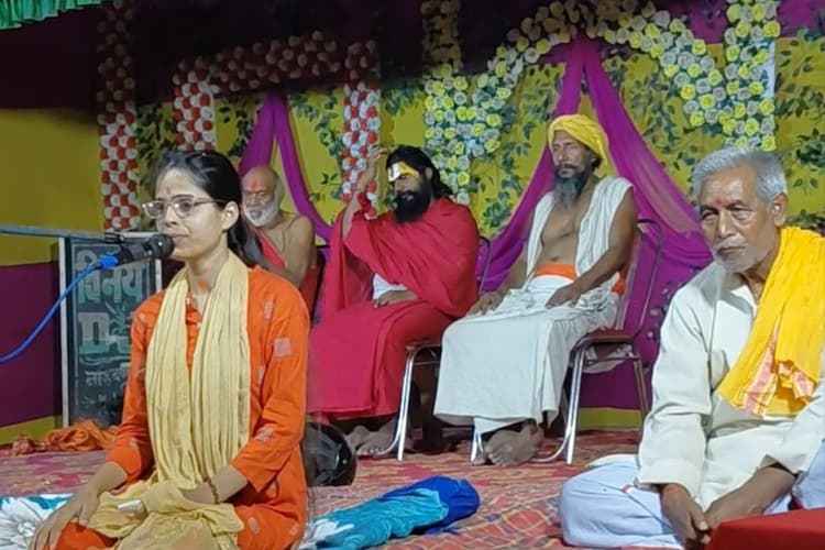 ‘ज्ञान से कीमती दुनिया में कोई चीज नहीं’, सारण में चित्राली उपाध्याय के प्रवचन सुनने उमड़ी श्रद्धालुओं की भीड़