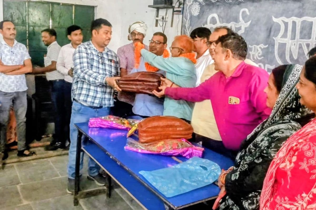 शिक्षक कभी सेवानिवृत्त नहीं होता, सीवान में भावुक माहौल में अब्दुल मन्नान और जीतेंद्र कुमार को दी गई विदाई