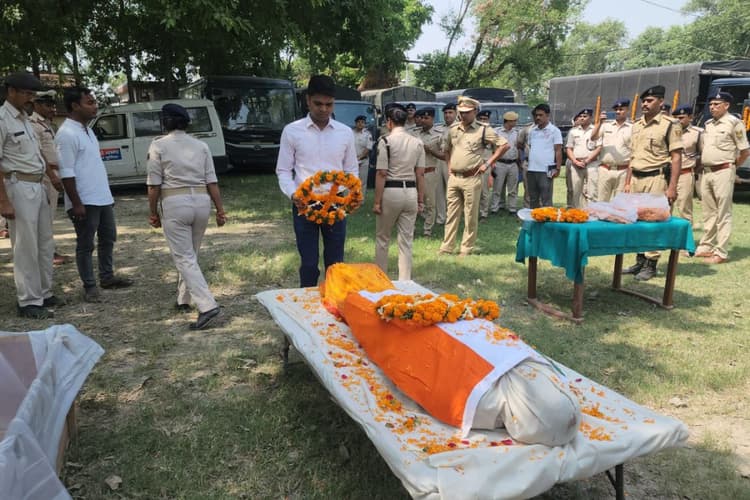 सीवान पुलिस लाइन में नम आंखों से दी गई दरोगा रविचरण राम को अंतिम विदाई, शहादत को किया गया सलाम