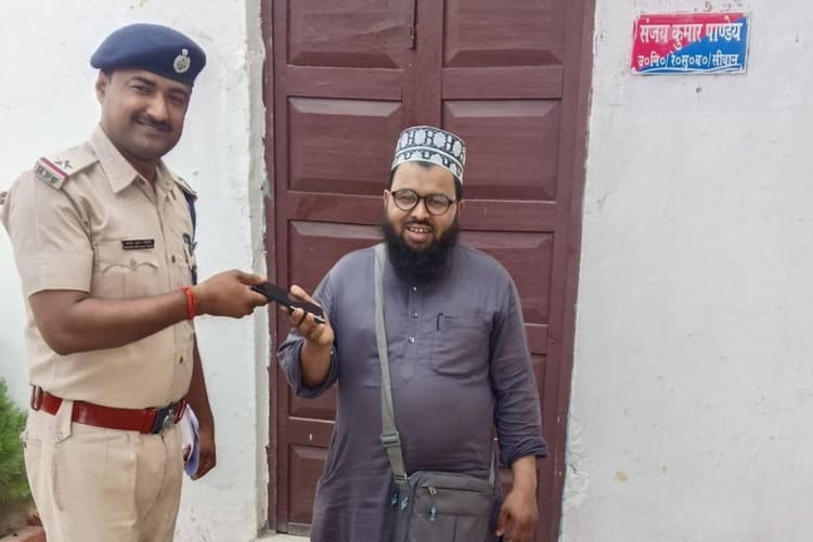 चलती ट्रेन से गिरा मोबाइल, सीवान आरपीएफ ने 'ऑपरेशन अमानत' के तहत ट्रैक से ढूंढकर यात्री को लौटाया