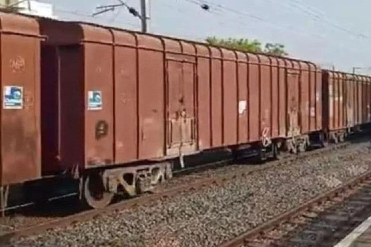 रेलवे ट्रैक पार करना पड़ा भारी, मालगाड़ी की चपेट में आकर युवक गंभीर रूप से घायल