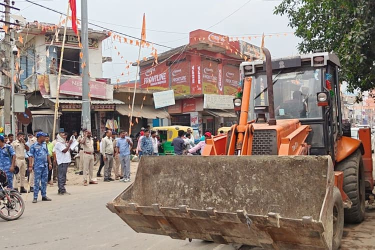 परसा में चला बुलडोजर, सड़क किनारे से हटाया गया अवैध अतिक्रमण