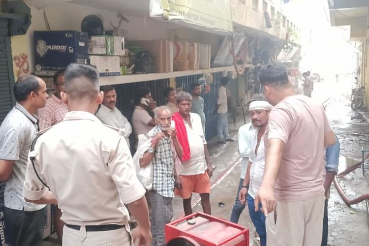 SBI रीजनल ऑफिस में लगी भीषण आग, लाखों का सामान जलकर खाक, इलाके में दहशत