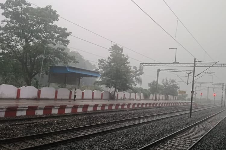 सीवान में सुबह सुबह बदला मौसम का मिजाज, तेज आंधी के साथ शुरु हुई झमाझम बारिश