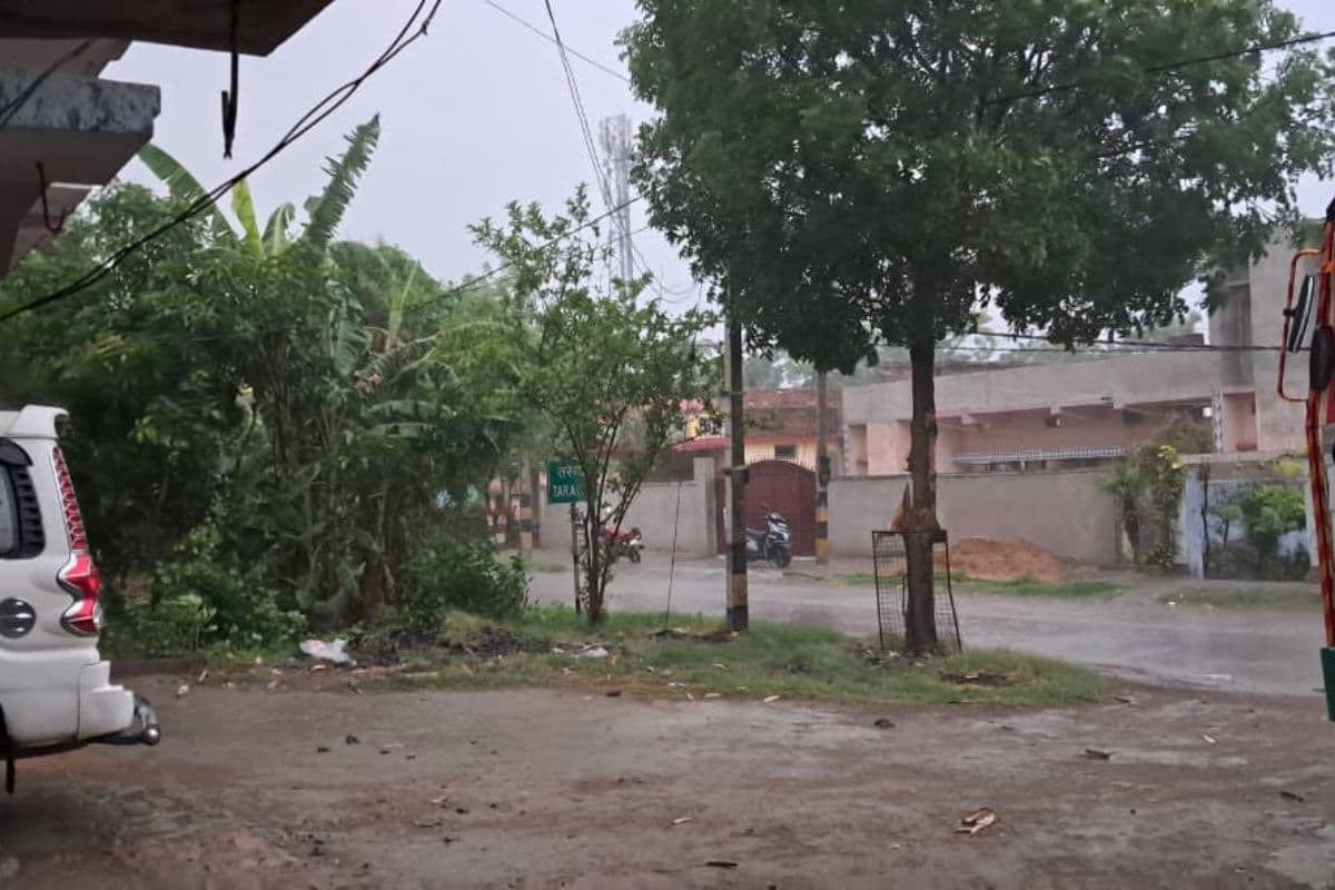 सारण में झमाझम बारिश से मौसम हुआ सुहाना, तेज आंधी में कई टीन के शेड उड़े