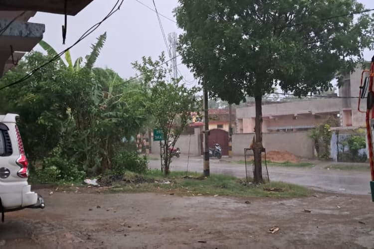 सारण में झमाझम बारिश से मौसम हुआ सुहाना, तेज आंधी में कई टीन के शेड उड़े