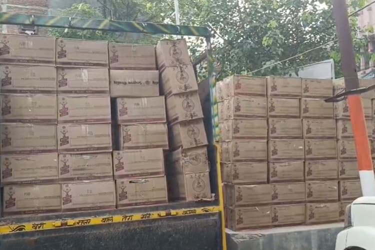 बिहार में शराब तस्करों के हौसले बुलंद, मैरवा में ट्रक के तहखाने से भारी मात्रा में अंग्रेजी शराब बरामद