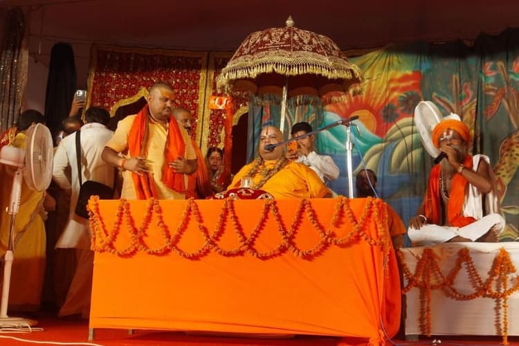 ग्यारह दिवसीय महारुद्र यज्ञ में उमड़ा आस्था का सैलाब, जगतगुरु श्रीराम दिनेशाचार्य जी महाराज के प्रवचन से भक्तिमय हुआ माहौल