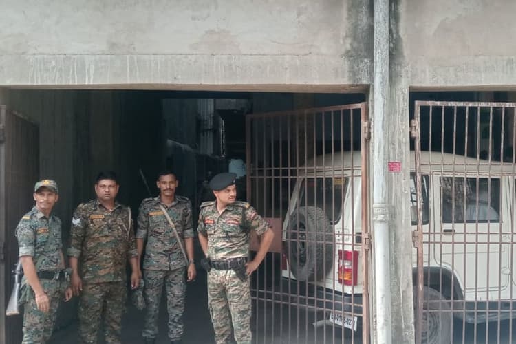 Breaking: गया में पूर्व सांसद के घर पर ड्रग विभाग छापेमारी, भारी मात्रा में नकली दवाई बरामद, इलाके में दहशत...