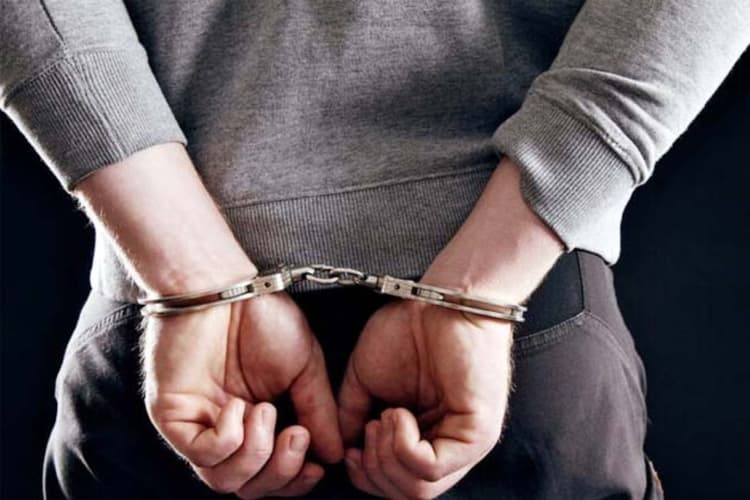 सीवान पुलिस की सख्ती का असर, 4 वांछित अभियुक्तों ने कोर्ट में किया सरेंडर, छापेमारी से दहशत