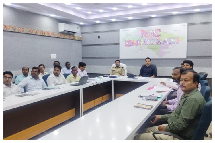 Madhubani news: मधुबनी में डीएम का सख्त निर्देश: सरकारी खजाने पर पहला हक आपदा पीड़ितों का, बाढ़ पूर्व तैयारियों की समीक्षा