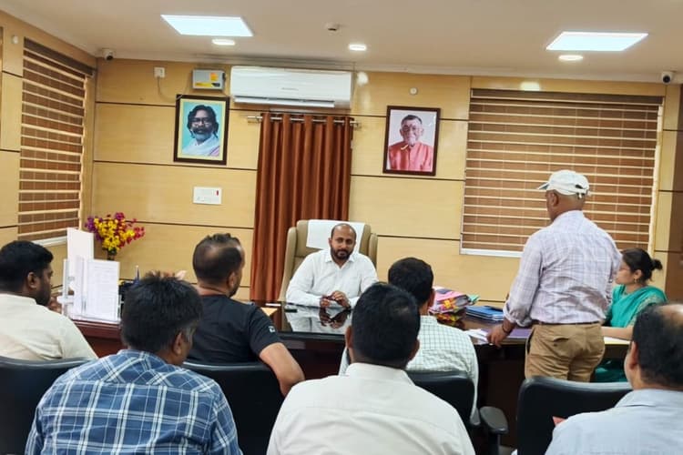 Ramgarh: कस्तूरबा और बालिका आवासीय विद्यालयों में नामांकन को लेकर उपायुक्त ने की समीक्षा बैठक