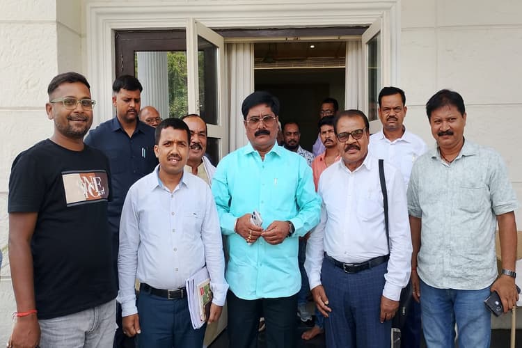 जेटेट से गैर-झारखंडी भाषाओं को हटाने की मांग तेज, मंत्री योगेंद्र प्रसाद के आवास पर हुई अहम बैठक