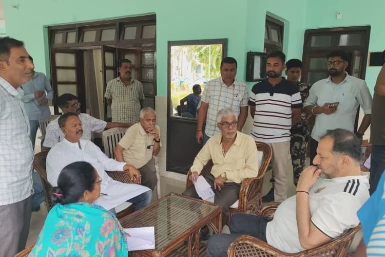 वीरपुर में विधायक नीरज सिंह का जनता दरबार, स्कूल नामांकन और जलजमाव पर अधिकारियों को लगाई फटकार