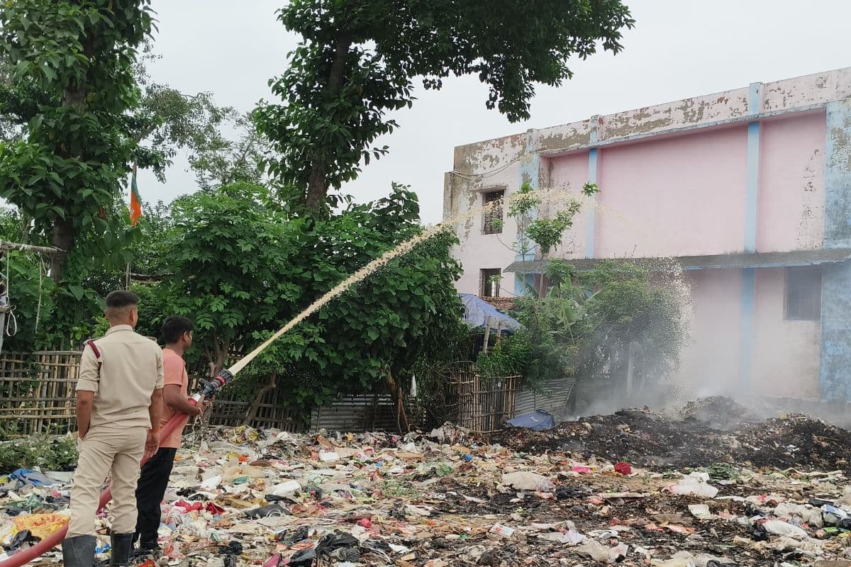 सहरसा में कला भवन के पास कचरे में लगी आग, धुएं से दहशत, दमकल ने टाला बड़ा हादसा
