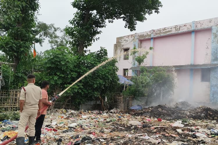 सहरसा में कला भवन के पास कचरे में लगी आग, धुएं से दहशत, दमकल ने टाला बड़ा हादसा