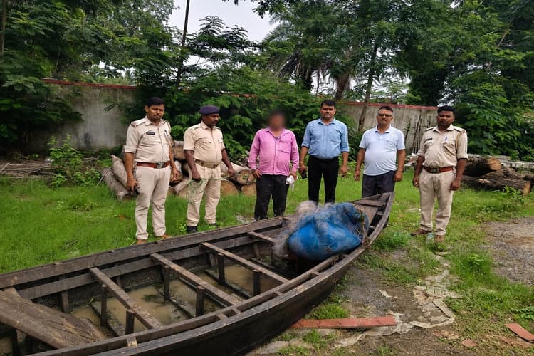 साहिबगंज में वन विभाग की कार्रवाई, उधवा झील से पक्षी का शिकारी गिरफ्तार