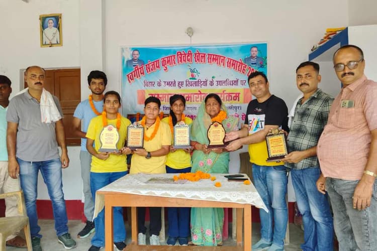 समस्तीपुर: सॉफ्टबॉल क्रिकेट एसोसिएशन ने उभरते खिलाड़ियों को मोमेंटो देकर किया सम्मानित